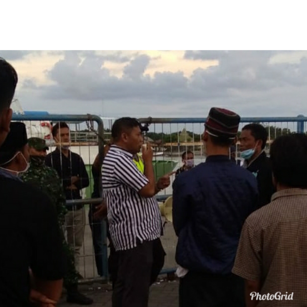 MAHASISWA KANGEAN LAKUKAN BLOKADE AKSES MASUK KEKAPAL PELABUHAN KALIANGET