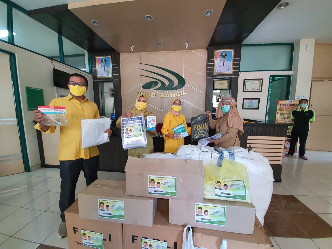 M. Misbkahun melalui Fraksi Golkar Kab. Pasuruan Bantu APD Di RSUD Bangil