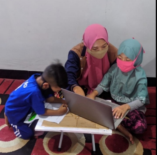 Mahasiswa KKN Umsida Dampingi Pembelajaran Online