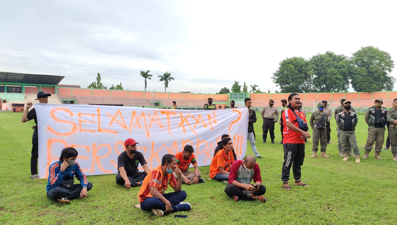 Sakera Mania Gelar Demonstrasi Selamatkan Persekabpas, Ini Tuntutannya