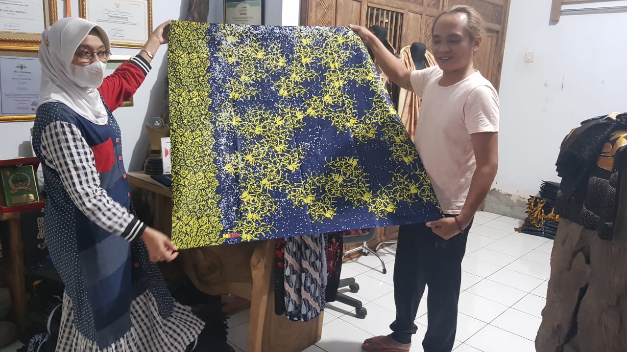 Dukung Karya Batik Lokal, Nik Sugiharti Gandeng Alam Batik Produksi Sarung Batik Nick Motif Rahayuning Sekar Arum Dalu