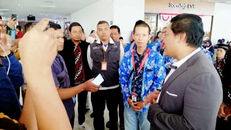 Mulai Berangkat, Juanda Menjadi Saksi Raut Gembira Jamaah Umroh Korban PT. Arofah Mina